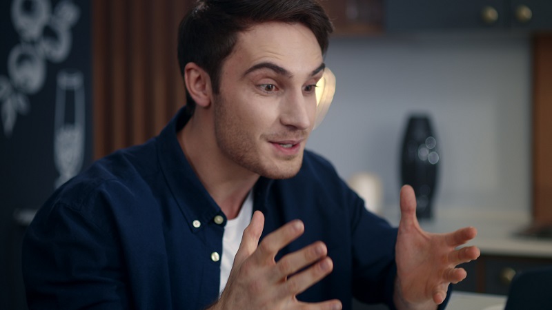 Creating realistic small talk with AI: making conversations feel human
